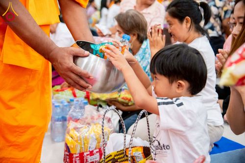 ภาพ No.218081:วันอาทิตย์ที่ 13 เมษายน พ.ศ. 2568 พิธีตักบาตรฉลองสามเณรใหม่ 75 รูป เนื่องในวันสงกรานต์ (โครงการบรรพชาสามเณรฟื้นฟูพระพุทธศาสนาทั่วไทย ประจำปีพุทธศักราช 2568) ณ ศูนย์ปฏิบัติธรรมระยอง(บ้านช่องลม) ตำบลบางบุตร อำเภอบ้านค่าย จังหวัดระยอง