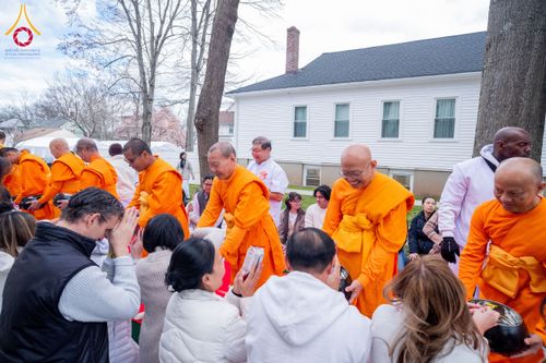 ภาพ No.62408:คณะศิษยานุศิษย์รวมใจสถาปนาและสมโภช ธรรมจักร เพื่ออัญเชิญประดิษฐาน ณ ยอดอุโบสถ 80 ปี หลวงพ่อธัมมชโย วัดพระธรรมกายนิวเจอร์ซี ประเทศสหรัฐอเมริกา  วันอาทิตย์ที่ 7 เมษายน พ.ศ. 2567