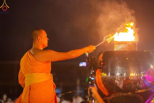 ภาพ No.160613:พิธีจุดประทีป 20,000 ดวง บูชาพระมหาธรรมกายเจดีย์ และบูชาพระมงคลเทพมุนี (สด จนฺทสโร) พระผู้ปราบมาร ณ ลานธรรม พระมหาธรรมกายเจดีย์ วัดพระธรรมกาย จ.ปทุมธานี วันที่ 10 ตุลาคม พ.ศ. 2567