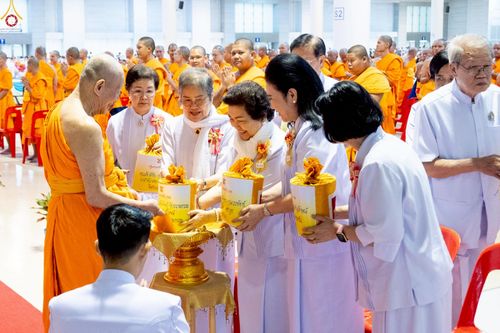 ภาพ No.251284:วันที่ 10 ตุลาคม พ.ศ. 2568 พิธีปฏิบัติธรรม ในวันคล้ายวันเกิด 141 ปี พระมงคลเทพมุนี (สด จนฺทสโร) พระผู้ปราบมาร ณ สภาธรรมกายสากล วัดพระธรรมกาย