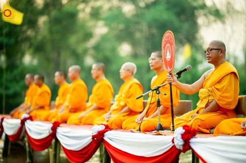 ภาพ No.63305:Photo Story  มหัศจรรย์วัดดงดินแดง Episode 1  พิธีปลงผมนาคธรรมทายาท  ในโครงการบรรพชาอุปสมบทหมู่ ฟื้นฟูพระพุทธศาสนาทั่วไทย วัดดงดินแดง ณ ลำน้ำแม่ตื่น อ.อมก๋อย จ.เชียงใหม่ วันที่ 2 เมษายน พ.ศ. 2567