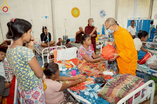 ภาพ No.220335:วันที่ 17 เมษายน พ.ศ. 2568 ผู้แทนวัดพระธรรมกาย ลงพื้นที่เยียวยา ซับน้ำตาเหยื่อแผ่นดินไหวมัณฑะเลย์