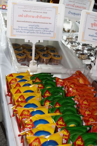 ภาพ No.190495:สาธุชนถวายภัตตาหารเป็นสังฆทาน แด่พระธรรมยาตรา ณ อนุสรณ์สถานมหาวิหารพระมงคลเทพมุนี (โลตัสแลนด์) อ.สองพี่น้อง จ.สุพรรณบุรี ในโครงการธรรมยาตรา กตัญญูบูชา มหาปูชนียาจารย์ พระมงคลเทพมุนี(สด จนฺทสโร) พระผู้ปราบมาร แห่ง ปีที่ 13 วันที่ 7 มกราคม พ.ศ.2568