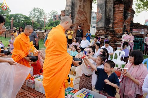 ภาพ No.138556:พิธีตักบาตร วัดราชบูรณะ จ.พระนครศรีอยุธยา วันที่ 25 พฤษภาคม พ.ศ.2567