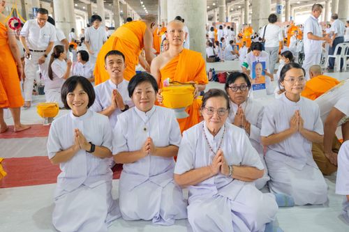 ภาพ No.62589:พิธีถวายบาตรเเละไทยธรรม ในโครงการอุปสมบทหมู่ บูชาธรรมหลวงพ่อธัมมชโย พ.ศ.2567 ณ ลานธรรม พระมหาธรรมกายเจดีย์ วันที่ 13 เมษายน พ.ศ.2567