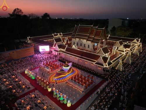 ภาพ No.197177:พิธีจุดประทีปถวายเป็นพุทธบูชา และบูชาธรรมมหาปูชนียาจารย์ ณ วัดโบสถ์(บน) ตำบลบางคูเวียง อำเภอบางกรวย จังหวัดนนทบุรี ในโครงการธรรมยาตรา กตัญญูบูชา มหาปูชนียาจารย์ พระมงคลเทพมุนี(สด จนฺทสโร) พระผู้ปราบมาร อนุสรณ์สถาน 7 แห่ง ปีที่ 13 วันที่ 18 มกราคม พ.ศ. 25