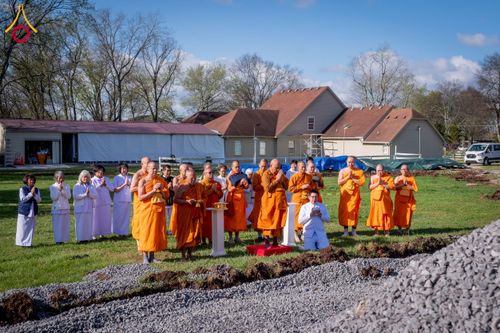 ภาพ No.135500:พิธีเจริญพระพุทธมนต์สมโภช แก้วบรมจักรพรรดิรัตนอนันต์ สถาปนาอาคารปฏิบัติธรรม แก้วธรรมชัยรัตนอนันต์ บูชาธรรมเนื่องในโอกาสอายุวัฒนมงคล 80 ปี หลวงพ่อธัมมชโย (22 เมษายน พ.ศ. 2567) วันพุธที่ 3 เมษายน พ.ศ. 2567 ณ วัดพระธรรมกายเทนเนสซี ประเทศสหรัฐอเมริกา