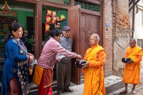 ภาพ No.132567:สามเณรเนปาล บิณฑบาต ย่านทาเมล เมืองกาฐมาณฑุ และเมืองปาฏัน ในโครงการบรรพชา 1,250 รูป ประเทศเนปาล วันที่ 20 มีนาคม พ.ศ. 2567