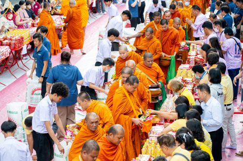 ภาพ No.180319:พิธีทำบุญตักบาตร ข้าวสารอาหารแห้ง แด่คณะสงฆ์ 99 รูป เนื่องในวันพ่อแห่งชาติ ปีที่ 50 ณ ศูนย์การค้าตลาดรังสิต ซ.รังสิต-ปทุมธานี 5 วันที่ 5 ธันวาคม พ.ศ. 2567