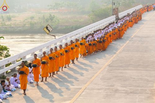 ภาพ No.62281:Photo Story  มหัศจรรย์วัดดงดินแดง Episode 4 กิจกรรมตักบาตรฉลองพระ-เณรกว่า 500 รูป