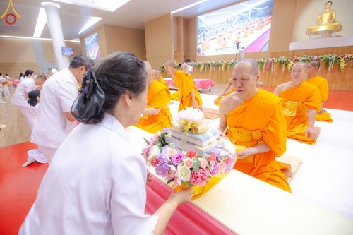 ภาพ No.136911:พิธีถวายหนังสือธรรมะ บาลี นักธรรม ทางก้าวหน้า ณ ห้องแก้วสารพัดนึก 2 วัดพระธรรมกาย วันเสาร์ที่ 11 พฤษภาคม พ.ศ. 2567