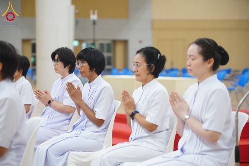 ภาพ No.208983:พระบาทสมเด็จพระเจ้าอยู่หัว ทรงมีพระราชศรัทธาทรงพระกรุณาโปรดเกล้าฯ ให้บำเพ็ญพระราชกุศลถวายภัตตาหารพระราชทาน การสอบบาลีสนามหลวง ณ วัดพระธรรมกาย ย อ.คลองหลวง จ.ปทุมธานี วันที่ 23-24 กุมภาพันธ์ พ.ศ. 2568