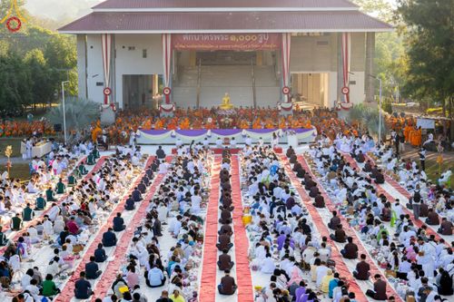 ภาพ No.103871:พิธีตักบาตรพระ 1,000 รูป ครั้งที่ 7 ถวายเป็นพุทธบูชา เพื่อช่วยเหลือคณะสงฆ์ 323 วัด 4 จังหวัดชายแดนภาคใต้ และถวายแด่คณะสงฆ์จังหวัดพิษณุโลก ณ ลานธรรมธุดงคสถานพิษณุโลก อ.วังทอง จ.พิษณุโลก วันที่ 24 ธันวาคม พ.ศ. 2566