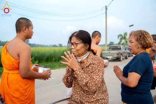ภาพ No.217967:วันศุกร์ที่ 11 เมษายน พ.ศ. 2568 พระและสามเณร 99 รูป จากศูนย์ปฏิบัติธรรมระยอง(บ้านช่องลม) บิณฑบาต ณ ทุ่งปอเทือง ต.บางบุตร อ.บ้านค่าย จ.ระยอง เพื่อเป็นการฝึกสามเณรภาคฤดูร้อน ผ่านกิจวัตรบิณฑบาตในพื้นที่ชุมชน