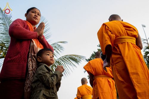 ภาพ No.76414:คณะสงฆ์และสามเณรบิณฑบาต ประเทศบังกลาเทศ วันที่ 11 กุมภาพันธ์ พ.ศ. 2566