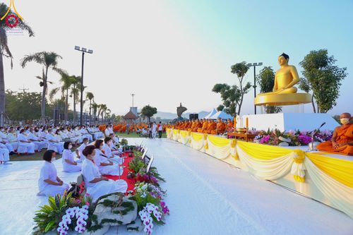 ภาพ No.101849:ตักบาตรพระ 10,000 รูป เติมบุญให้แผ่นดิน เนื่องในโอกาส 192 ปี จังหวัดกาญจนบุรี หนึ่งในโครงการตักบาตรพระ 2,000,000 รูป  77 จังหวัดทุกวัดทั่วไทย วันจันทร์ที่ 11 ธันวาคม พ.ศ. 2566 บริเวณถนนสองแคว (SKY WALK) เมืองกาญจนบุรี