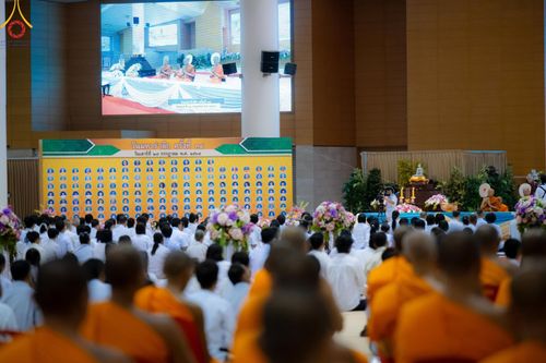 ภาพ No.146120:วันมหารำลึก ครั้งที่ 34 พิธีร่วมรำลึกถึงนักสร้างบารมีที่ล่วงลับไปแล้ว , พิธีสวดพระพุทธมนต์ ณ ห้องแก้วสารพัดนึก 1 วัดพระธรรมกาย วันเสาร์ที่ 27 กรกฎาคม พ.ศ. 2567