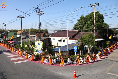 ภาพ No.193288:พิธีต้อนรับพระธรรมยาตรา ณ อนุสรณ์สถาน สถานที่เกิดในเพศสมณะ วัดสองพี่น้อง อำเภอสองพี่น้อง จังหวัดสุพรรณบุรี ในโครงการธรรมยาตรา กตัญญูบูชา มหาปูชนียาจารย์ พระมงคลเทพมุนี(สด จนฺทสโร) พระผู้ปราบมาร อนุสรณ์สถาน 7 แห่ง ปีที่ 13 วันที่ 11 มกราคม พ.ศ. 2568