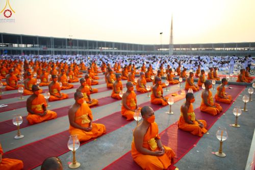 ภาพ No.122004:พิธีจุดประทีปถวายเป็นพุทธบูชา และบูชาธรรมมหาปูชนียาจารย์ พระมงคลเทพมุนี(สด จนฺทสโร) ในโครงการธรรมยาตรา กตัญญูบูชา มหาปูชนียาจารย์ พระมงคลเทพมุนี(สด จนฺทสโร) พระผู้ปราบมาร อนุสรณ์สถาน 7 แห่ง ปีที่ 12 วันที่ 31 มกราคม พ.ศ. 2567 ณ วัดพระธรรมกาย จ.ปทุมธานี
