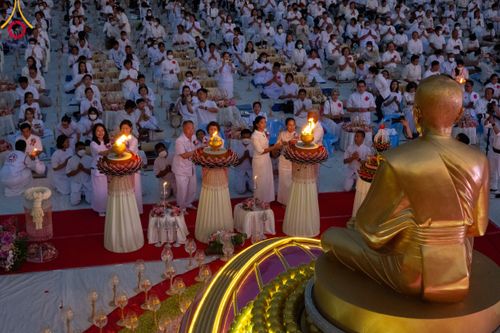 ภาพ No.112043:พิธีจุดประทีปถวายเป็นพุทธบูชา และบูชาธรรมมหาปูชนียาจารย์ พระมงคลเทพมุนี(สด จนฺทสโร) ในโครงการธรรมยาตรา กตัญญูบูชา มหาปูชนียาจารย์ พระมงคลเทพมุนี(สด จนฺทสโร) พระผู้ปราบมาร อนุสรณ์สถาน 7 แห่ง ปีที่ 12 วันที่ 14 มกราคม พ.ศ. 2567 ณ วัดสองพี่น้อง อ.สองพี่น้อง