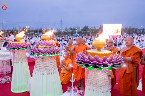 ภาพ No.118214:พิธีจุดประทีปถวายเป็นพุทธบูชา และบูชาธรรมมหาปูชนียาจารย์ พระมงคลเทพมุนี(สด จนฺทสโร) วันที่ 24 มกราคม พ.ศ. 2567 ณ อนุสรณ์สถานบางปลา อ.บางเลน จ.นครปฐม