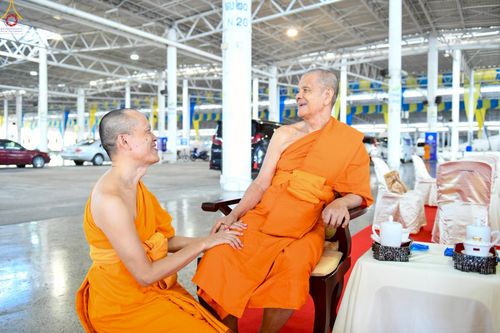 ภาพ No.233798:วันเสาร์ที่ 19 กรกฎาคม พ.ศ.2568 วันมหารำลึก ครั้งที่ 35 พิธีรำลึกถึงนักสร้างบารมี , พิธีสวดพระพุทธมนต์ , พิธีทอดผ้าบังสกุลและถวายไทยธรรม วัดพระธรรมกาย