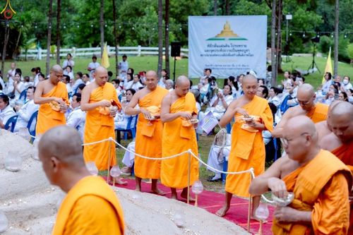 ภาพ No.238376:วันเสาร์ที่ 9 สิงหาคม พ.ศ. 2568 พิธีกลั่นแผ่นดิน โปรยทราย และจุดประทีปถวายเป็นพุทธบูชา จ.ระยอง สถาปนาองค์พระเจดีย์เพื่อสร้างสันติภาพโลก ณ ศูนย์ปฏิบัติธรรมระยอง(บ้านช่องลม) ต.บางบุตร อ.บ้านค่าย จ.ระยอง