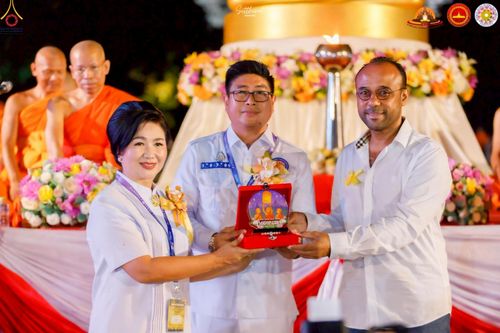 ภาพ No.224508:วันจันทร์ที่ 12 พฤษภาคม พ.ศ. 2568  ชาวพุทธในอินโดนีเซีย ร่วมฉลองวิสาขบูชาจุดประทีปกว่า 200,000 ดวง ณ พระมหาเจดีย์บรมพุทโธ  เจริญพุทธมนต์ถวาย “พระวชิรเกล้าเจ้าอยู่หัว”