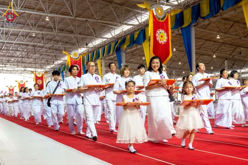 ภาพ No.215419:วันอาทิตย์ต้นเดือนที่ 6 เมษายน พ.ศ. 2568 ขบวนอัญเชิญผ้าป่าสมทบ มหาสังฆทาน 40,000 กว่าวัดทั่วประเทศ ณ สภาธรรมกายสากล วัดพระธรรมกาย