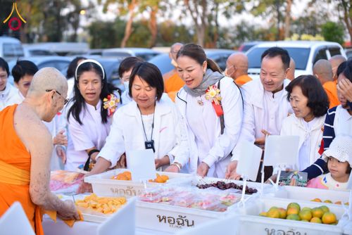 ภาพ No.194401:พิธีถวายภัตตาหารเป็นสังฆทาน แด่พระธรรมยาตรา ณ อนุสรณ์สถานมหาวิหารพระมงคลเทพมุนี (โลตัสแลนด์) อ.สองพี่น้อง จ.สุพรรณบุรี ในโครงการธรรมยาตรา กตัญญูบูชา มหาปูชนียาจารย์ พระมงคลเทพมุนี(สด จนฺทสโร) พระผู้ปราบมาร ปีที่ 13 วันที่ 13 มกราคม พ.ศ.2568