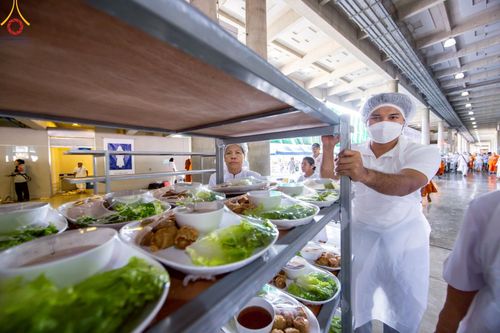 ภาพ No.219434:วันอังคารที่ 22 เมษายน พ.ศ. 2568 พิธีมอบปัจจัยช่วยเหลือครู 4 จังหวัดชายแดนภาคใต้ , พิธีกล่าวคำถวายอุปกรณ์ เพื่อเตรียมการต้อนรับคณะสงฆ์ฯ , พิธีกล่าวคำถวายภัตตาหารเป็นสังฆทาน , คณะสงฆ์ฉันภัตตาหารเพล  เนื่องในวันคุ้มครองโลก พิธีถวายมหาสังฆทานแด่คณะสงฆ์