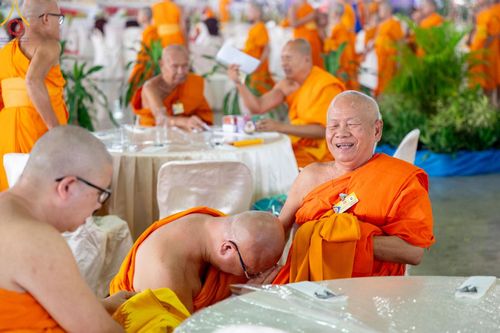 ภาพ No.60347:การต้อนรับพระสังฆาธิการ 10,000 กว่าวัดทั่วประเทศ พิธีมอบปัจจัยช่วยเหลือครู 4 จังหวัดชายแดนภาคใต้ พิธีปฏิบัติธรรม ในวันคุ้มครองโลก วันจันทร์ที่ 22 เมษายน พ.ศ.2567 ณ วัดพระธรรมกาย จ.ปทุมธานี