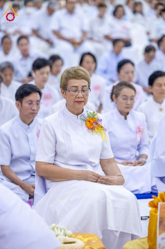 ภาพ No.160831:พิธีเจริญพระพุทธมนต์ และปิดแผ่นทองรูปเหมือน พระเดชพระคุณพระมงคลเทพมุนี (สด จนฺทสโร) พระผู้ปราบมาร จำนวน 3 องค์ วันเสาร์ที่ 5 ตุลาคม พ.ศ. 2567 ณ อาคารปลูกศรัทธา 2 (ชานชลาเดิม) วัดพระธรรมกาย อ.คลองหลวง จ.ปทุมธานี