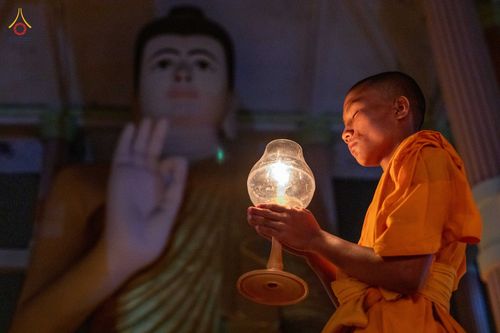 ภาพ No.76586:คณะสงฆ์และสามเณรบังกลาเทศ ปฎิบัติธรรมและจุดโคมประทีปถวายเป็นพุทธบูชา วันที่ 17 กุมภาพันธ์ พ.ศ. 2566
