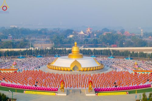 ภาพ No.201057:พิธีตักบาตรพระธรรมยาตรา ณ อนุสรณ์สถานลำดับที่ 5 สถานที่เผยแผ่วิชชาธรรมกายครั้งแรก อนุสรณ์สถานบางปลา วัดบางปลา อำเภอบางเลน จังหวัดนครปฐม ในโครงการธรรมยาตรา กตัญญูบูชา มหาปูชนียาจารย์ พระมงคลเทพมุนี(สด จนฺทสโร) พระผู้ปราบมาร อนุสรณ์สถาน 7 แห่ง ปีที่ 13