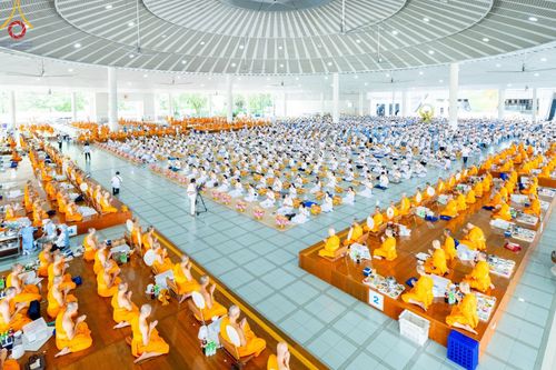 พิธีถวายภัตตาหารเมนูสวรรค์ ในพรรษาแห่งการเข้าถึงธรรม วันอังคารที่ 10 กันยายน พ.ศ. 2567 ครบรอบ 24 ปี วันละสังขาร คุณยายอาจารย์มหารัตนอุบาสิกาจันทร์ ขนนกยูง ณ หอฉันคุณยายอาจารย์ฯ วัดพระธรรมกาย