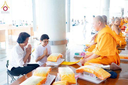 ภาพ No.226558:วันที่ 26 พฤษภาคม พ.ศ. 2568 พิธีบุพเปตพลี ครั้งที่ 164 ร่วมอุทิศบุญแด่หมู่ญาติที่ล่วงลับไปแล้ว และสืบทอดอายุพระพุทธศาสนา ณ หอฉันคุณยายอาจารย์ฯ วัดพระธรรมกาย