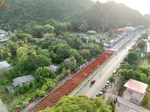 ภาพ No.235182:วันอาทิตย์ที่ 27 กรกฎาคม พ.ศ. 2568 พิธีตักบาตรพระ1,000 รูป ทำบุญเมืองพัทลุง ประธานสงฆ์ พระปริยัติวชิโรดม  เจ้าคณะจังหวัดพัทลุง ประธานฆราวาส นายรัฐศาสตร์ ชิดชู  ผู้ว่าราชการจังหวัดพัทลุง