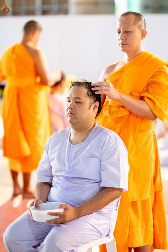 ภาพ No.242985:วันที่ 31 สิงหาคม พ.ศ. 2568 พิธีตัดปอยผมและปลงผม โครงการอุปสมบทหมู่บูชาธรรม ครบรอบ 108 ปี วันครูผู้ค้นพบวิชชาธรรมกาย ณ วัดพระธรรมกาย