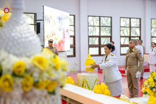 ภาพ No.179627:พิธีเจริญพระพุทธมนต์ พิธีทำบุญตักบาตรถวายพระราชกุศล และพิธีวางพานพุ่มดอกไม้ถวายราชสักการะ  แด่พระบาทสมเด็จพระบรมชนกาธิเบศร มหาภูมิพลอดุลยเดชมหาราช บรมนาถบพิตร เนื่องในวันคล้ายวันพระบรมราชสมภพ วันชาติ และวันพ่อแห่งชาติ วันพฤหัสบดีที่ 5 ธันวาคม พ.ศ. 2567 ณ