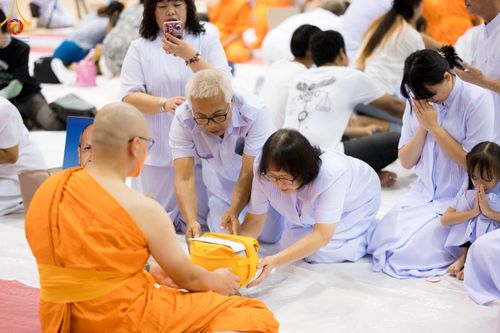 ภาพ No.101692:พิธีขอบรรพชา, พิธีขอสรณคมน์และศีล, พิธีถวายบาตร ในโครงการอุปสมบทหมู่ รุ่นบูชาธรรมมหาปูชนียาจารย์ ณ วัดพระธรรมกาย วันที่ 9 ธันวาคม พ.ศ. 2566