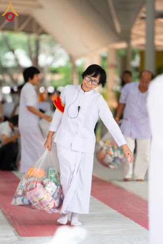 ภาพ No.61288:พิธีตักบาตรฉลองพระใหม่ รุ่นบูชาธรรมโครงการ 1-2 โครงการบรรพชาอุปสมบทหมู่ธรรมทายาท บูชาธรรมหลวงพ่อธัมมชโย 80 ปี ณ โถงช้างสำนักงานใหญ่ วัดพระธรรมกาย วันที่ 20 เมษายน พ.ศ. 2567