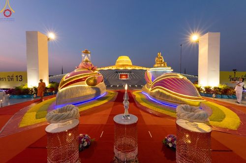 ภาพ No.204536:พิธีจุดประทีปถวายเป็นพุทธบูชา และบูชาธรรมมหาปูชนียาจารย์ ณ วัดพระธรรมกาย ตำบลคลองสาม อำเภอคลองหลวง จังหวัดปทุมธานี ในโครงการธรรมยาตรา กตัญญูบูชา มหาปูชนียาจารย์ พระมงคลเทพมุนี(สด จนฺทสโร) พระผู้ปราบมาร ปีที่ 13 วันที่ 31 มกราคม พ.ศ. 2568