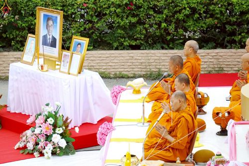 ภาพ No.241916:วันอาทิตย์ที่ 31 สิงหาคม พ.ศ. 2568 พิธีทำบุญแด่คณะสงฆ์ 122 รูป ฉลอง 121 ปี อำเภอคลองหลวง จ.ปทุมธานี เพื่อนำส่งช่วยเหลือคณะสงฆ์ 323 วัด 4 จังหวัดชายแดนภาคใต้ และช่วยเหลือประชาชนจากเหตุปะทะ แนวชายแดนไทย-กัมพูชา ณ บริเวณหน้าที่ว่าการอำเภอคลองหลวง 