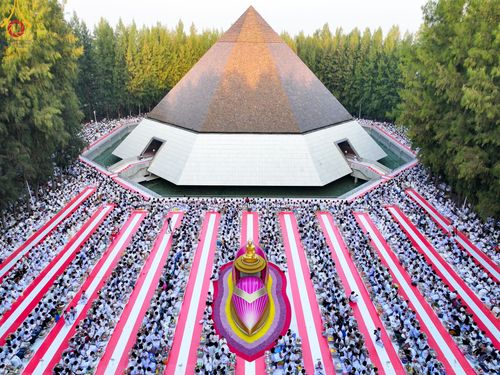 ภาพ No.107406:พิธีตักบาตรพระธรรมยาตราฯ ในโครงการธรรมยาตรากตัญญูบูชา มหาปูชนียาจารย์ พระมงคลเทพมุนี(สด จนฺทสโร) พระผู้ปราบมาร ปีที่ 12 ณ อนุสรณ์สถานมหาวิหารพระมงคลเทพมุนี อ.สองพี่น้อง จ.สุพรรณบุรี วันที่ 7 มกราคม พ.ศ. 2567