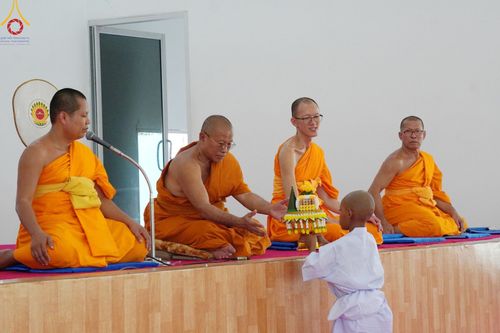 ภาพ No.134873:พิธีตัดปอยผม พิธีขอขมารับผ้าไตร พิธีบรรพชา และพิธีถวายบาตร ในโครงการบรรพชาสามเณร ฟื้นฟูพระพุทธศาสนาทั่วไทย  ณ ศูนย์ปฏิบัติธรรมและศูนย์อบรมเยาวชนเพชรบุรี ต.ท่าแลง อ.ท่ายาง จ.เพชรบุรี