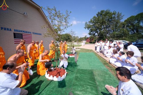 ภาพ No.142953:พิธีเจริญพระพุทธมนต์ โปรยรัตนชาติ เพื่อความเป็นสิริมงคล  ณ พื้นที่ก่อสร้างอาคารปฏิบัติธรรม “แก้วธรรมชัยรัตนอนันต์”  วัดพระธรรมกายเทนเนสซี ประเทศสหรัฐอเมริกา วันอังคารที่ 2 กรกฎาคม พ.ศ. 2567
