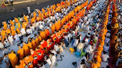 ภาพ No.180449:พิธีตักบาตรพระ ๑,๐๐๐ รูป ฉลองเมืองลำปาง ๑,๓๔๔ ปี วันเสาร์ที่ ๗ ธันวาคม พ.ศ. ๒๕๖๗ ณ ลานพระบรมราชานุสาวรีย์ พระนเรศวรมหาราช อ.เกาะคา จ.ลำปาง