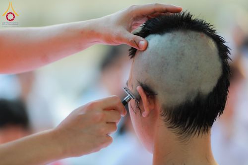 ภาพ No.135336:พิธีปลงผม ธรรมทายาท ระดับอุดมศึกษา รุ่นที่ 51 ภาคฤดูร้อน ณ วัดพระธรรมกาย จ.ปทุมธานี วันเสาร์ที่ 6 เมษายน พ.ศ. 2567