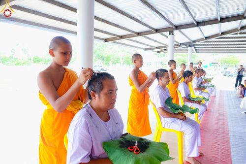 ภาพ No.186487:พิธีตัดปอย ปลงผม เวียนประทักษิณ  มอบบาตรผ้าไตร ขอขมาผู้ปกครอง และพิธีบรรพชาอุปสมบท  โครงการอุปสมบทหมู่บูชาธรรมมหาปูชนียาจารย์  ประจำปี 2567 ณ ศูนย์ปฏิบัติธรรมภาคใต้และวัดคงคาเลียบ อ.บางกล่ำ จ.สงขลา วันอาทิตย์ที่ 8 ธันวาคม พ.ศ. 2567